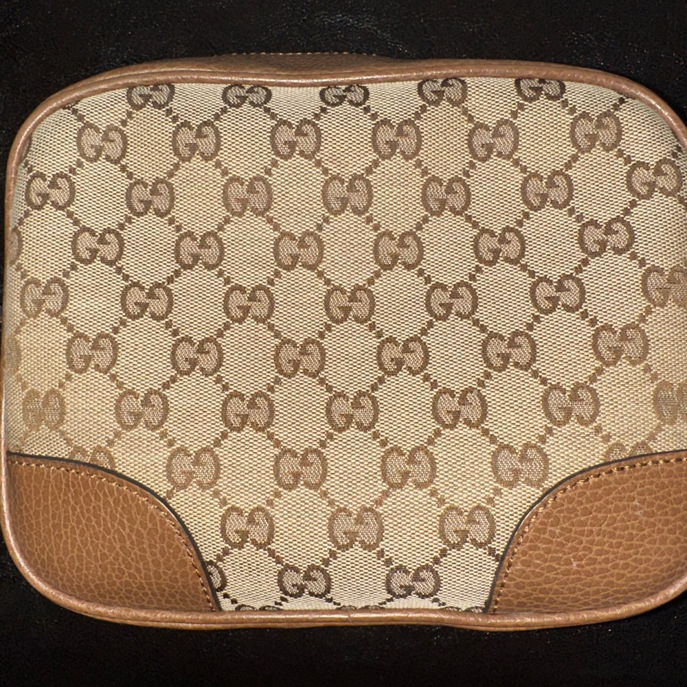 Gucci crossbody for sale! 💕 It’s in very good condition